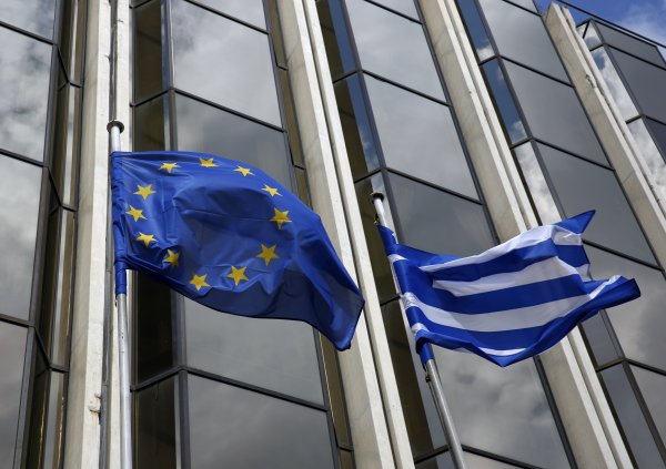 
	Сценарият:&nbsp;Гърция постига съгласие със своите европартньори и Международния валутен фонд преди в края на юни да изтече срокът на втория спасителен пакт, но навреме за програмата за реформи. Последният транш от втория спасителен заем ще бъде изплатен с известно закъснение. След това Атина ще получи трети пакет от спасителни средства&nbsp; в обем от 30 до 50 млрд. евро.

	Предимства:&nbsp;Гърция отново ще бъде спасена. Еврозоната също. След месеци на безредици и бездействие страната би имала шанса за икономическо възстановяване. При условие обаче, че правителството стартира реалните икономически реформи, които да задвижат растежа, като свие оядения държавен апарат и направи икономиката по-гъвкава.

	Недостатъци:&nbsp;Рисковете при отговорност за кредиторите ще продължат да се покачват. В случай на извънредна програма в размер на 50 млрд. евро германските данъкоплатци ще са &bdquo;вътре&ldquo; с още 13,5 млрд. евро. В сравнение с очакваните загуби при колапс на гръцкото правителство това обаче биха били вероятно управляеми загуби. Най-големият проблем обаче е, че гърците ще могат да обещават много, а след това да не го изпълняват -&nbsp; вече на няколко пъти в миналото са го правили.
	
	Вероятност да се случи:&nbsp;висока
