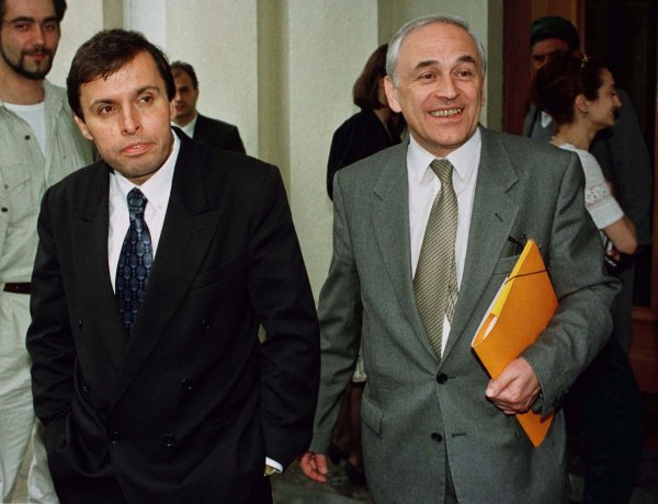 
	Бившият управител на БНБ Любомир Филипов (вдясно) и новоизбраният Светослав Гаврийски (вляво), юни 1997 г. Снимка: архив Ройтерс&nbsp;
