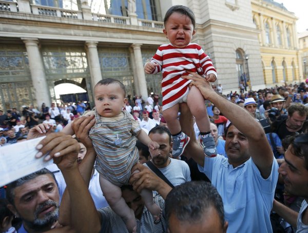
	Бежанци с децата си показват билети за влак след затварянето на гарата в Будапеща.&nbsp;Снимки: Ройтерс
