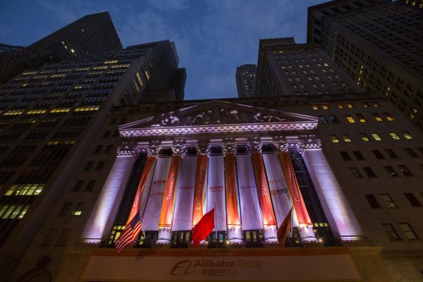 
	Логото на Alibaba Group Holding на фасадата на фондовата борса в Ню Йорк преди първичното публично предлагане. Снимки: Ройтерс
