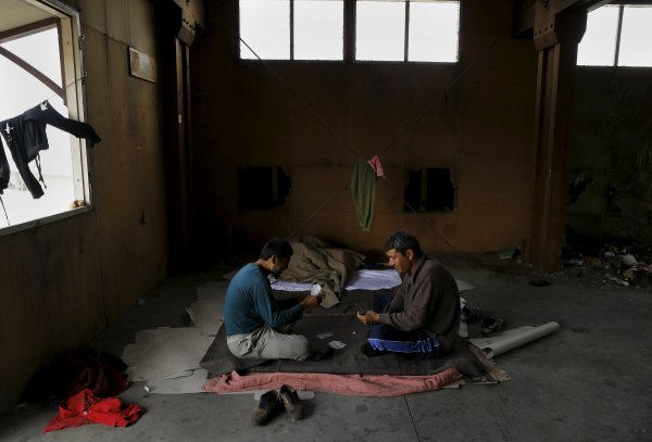 
	Да убиеш времето с игра на карти. Имигранти от Афганистан са се приютили в празна изоставена фабрика в Патра. Наблизо е и пристанището на града. Снимки: Ройтерс
