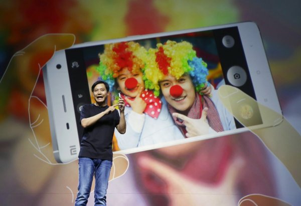 
	На десето място в класацията се нарежда 45-годишният Лей Дзюн. През миналата година богатството му скача със 180 на сто до 7,5 млрд. долара. В основата на успеха е производителят на смартфони Xiaomi Tech. През 2014 г. той планира да продаде около 60 млн. смартфона.&nbsp;

	Снимки: архив Ройтерс

