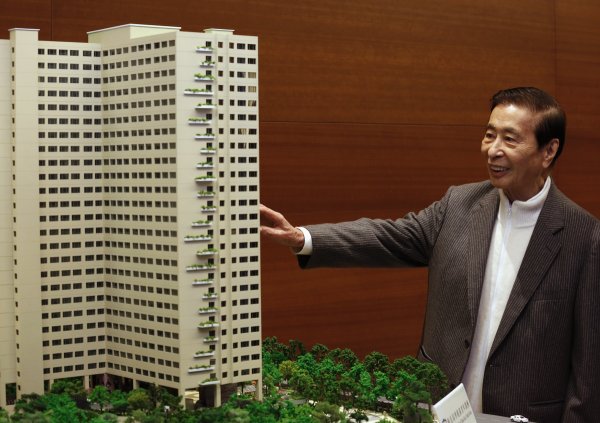 
	Състояние: 24,8 млрд. долара

	Ли Шау Ки е един от най-богатите собственици на земя в Хонконг. Той увеличи дела си в своята компания Henderson Land и показа, че все още е настроен &bdquo;бичи&ldquo; за пазара на имоти. Той е инвеститор в известния Международен финансов център в Хонконг и е участвал в редица проекти в Китай, включително Henderson Metropolitan в Шанхай.

	Снимки: Ройтерс
