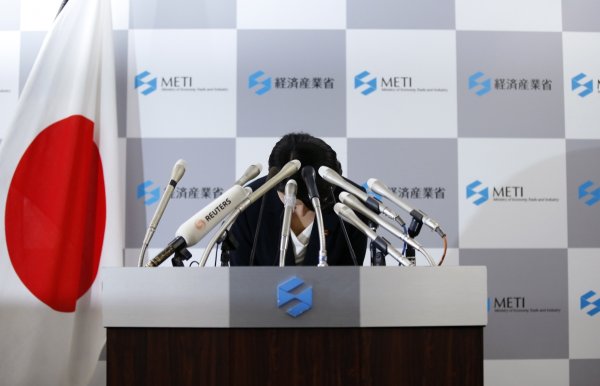
	Юко Обучи подава оставката си. Снимки: Ройтерс
