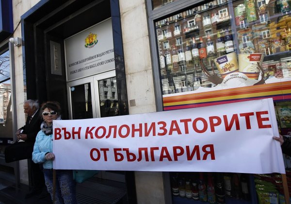 
	Преди заседанието на КЕВР граждански организации протестираха пред сградата на регулатора. Снимка: Олег Попов, Investor Media Group
