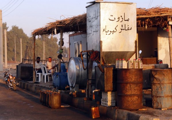 
	Своеобразна рафинерия в Ирак. Снимки: Ройтерс
