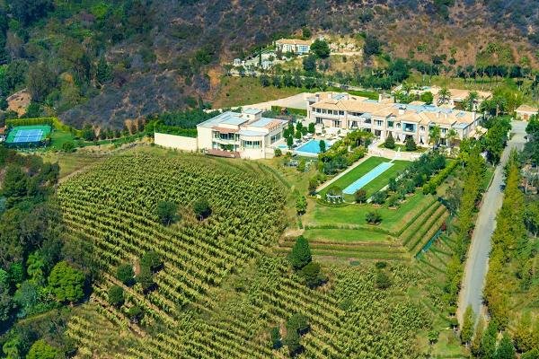 
	Това имение с площ 3250 кв. м. в Бевърли Хилс, Калифорния, спечели титлата за &bdquo;най-скъп жилищен имот на 2014 г.&ldquo;. След като излезе на пазара, то бе оценено на 195 млн. долара.

	Снимки: CNBC
