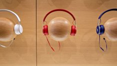 Apple спря продажбите на конкурентни колонки и слушалки