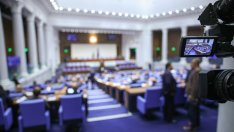 С бурни дискусии депутатите одобриха „донос-бонус“ и по-нисък праг за плащания в брой