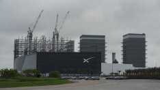 Мъск се възползва от инерцията на SpaceX, защитавайки идеята за сливане с Tesla