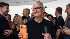 Защо Apple заобикаля кървавата битка на AI фронта в Силициевата долина?