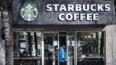Starbucks очаква печалбата за второто тримесечие да спадне почти наполовина