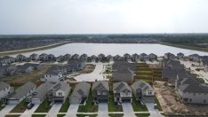 Купувачите се оттеглят от жилищния пазар в САЩ и оставят строителните компании с излишък от домове