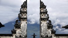 Отменят още полети до остров Бали