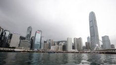 Лондон предупреждава за трудности притежателите на двойно гражданство в Хонконг