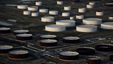 След историческия колапс в цената на петрола тревогите се пренасят и към 2021 г.