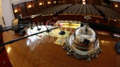 Парламентът провежда дебатите по вота на недоверие