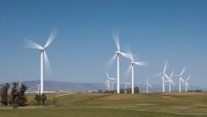 Инвестициите в зелена енергия за първи път се изравняват с тези за изкопаеми горива