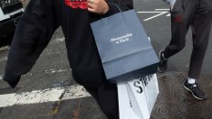 Завръщането на модата от 90-те носи добри резултати за Abercrombie