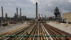 Новите COVID огнища в Азия хвърлят сянка върху петролните пазари