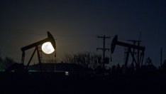 Хеджфондовете разпродават петролните си позиции