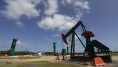 Петролът поскъпва в очакване на данни за нефтените платформи в САЩ