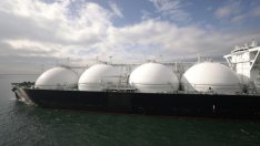 Гладната за енергия Европа привлича LNG доставките на презапасената Азия