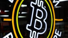 Новините за борсово търгуван фонд водят цената на биткойна към едногодишен връх