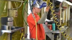 Американското промишлено производство се сви за първи път от три години