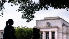 Упоритата инфлация подлага на изпитание решимостта на Фед