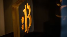 Цената на биткойна отново е над 72 хил. долара с наближаването на разполовяването