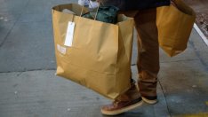 Uniqlo е под все по-голям натиск да спре продажбите си в Русия