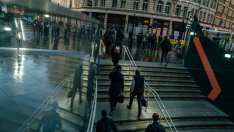 Стартовите заплати във Великобритания растат с най-бавния си темп от 2 години и половина