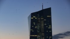 Де Гиндос: Преди да повиши лихвите ЕЦБ трябва да прекрати покупките на облигации