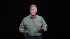 Apple сменя маркетинговия си директор