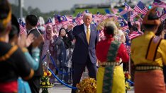 Как да спечелим Тръмп &ndash; с ласкателства, червен килим и изтребители