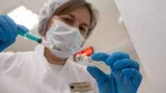 Битката на Путин да продаде руската ваксина е поредният сблъсък със Запада