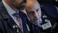 Спад при Qualcomm и търговците на дребно тласка надолу американските индекси*