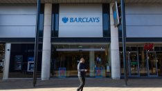 Печалбата на Barclays се свива с 19% заради борсови грешки в САЩ