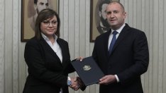 Президентът връчи третия мандат за правителство на "БСП за България"