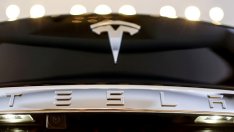 Възможно разследване на регулатора срива акциите на Tesla