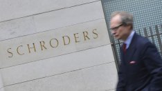 Schroders остава позитивна за акциите и негативна за облигациите