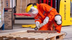 Бизнес климатът в промишлеността се подобрява леко