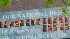 Американският дълг стигна до Луната 