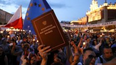 Хиляди поляци отново протестираха срещу спорната съдебна реформа