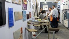 Робот зарежда машините за производство на мебели