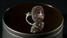 Китаец купи на търг рядък розов диамант за над 28 млн. долара