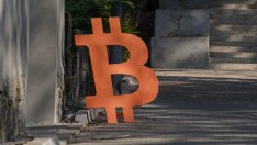 Цената на биткойна пое отново надолу, след като мина 106 хил. долара