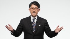 Новият капитан на Toyota насочва концерна към бурните води на електромобилите