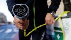 Килограм банани, свински ребра и... 20 киловата ток за колата, моля